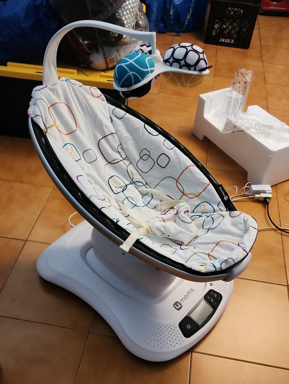 4moms White Baby Rocker with Multicolor Patterned Seat